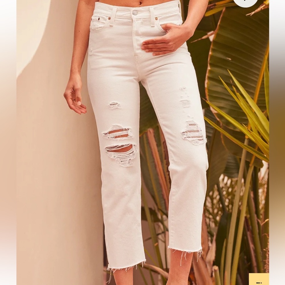 (26) EUC Levi’s Premium Wedgie Straight White Ripped Jean, Raw Ankle Hem- crop